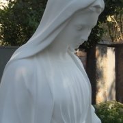 Статуя Богородицы из белого бетона, высота 180 см., основа 45 х 45 см., вес 360 кг., цена статуи 120 тыс. грн. Фото скульптуры Богородицы на складе в г.Киеве.