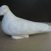 Скульптура мраморного голубя. Стоимость скульптуры голубя $ 600. Срок изготовления 1 месяц. На фото, голубь на складе в Киеве после проработки в мраморе.