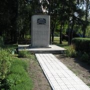 Фото памятника из полимера. Высота памятника на колонне из полимера - 365 см. Заказать памятник из полимера - можно в офисе ЧП Прядко в Киеве.
