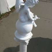 Скульптура ангел на шаре для памятника, фото перед установкой на кладбище в Киеве;материал поли керамика. Размер скульптуры ангела: высота 67 см., диаметр шара 36 см. Доступная цена скульптуры ангела 12 тыс. грн. Скульптура со скидкой 10 %.