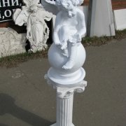 Скульптура из полимера: ангел на шаре для памятника, фото перед установкой на могилу. Купить скульптуру в Киеве под заказ вы можете в офисе ЧП Прядко. Доступная цена скульптуры ангела 12 тыс. грн. Сезонные скидки на скульптуру со склада 10 %.
