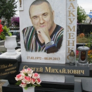 Фото памятника из белого мрамора, установка на кладбище в г. Вишнёвом Киевской области. Оформление памятника качественным цветным портретом на камне, гарантия 10 лет.