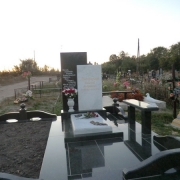 Памятник из мрамора. На фото памятник на кладбище: размеры памятника, согласно 3д разработанного проекта. Цена памятника из мрамора - доступна.