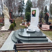 Женский памятник из белого мрамора. Высота 1,6 м.