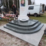 Размеры памятника девочке из белого мрамора: 160 х 80 х 12 см.