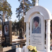 На фото памятник из мрамора. Изготовление мраморных памятников в Киеве.