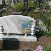 На фото, изготовление памятника из мрамора. Красивый памятник из белого мрамора после установки на кладбище; гарантия на установку мраморного памятника 10 лет.