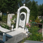 Изготовить памятник из мрамора и установить его на кладбище, вы можете в ЧП Прядко. Блоки белого мрамора всегда в наличии на складе в Киеве.