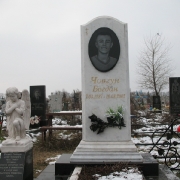 Памятник из мрамора на могилу; наличие блоков мрамора на складе в Киеве ведущих мировых производителей. Блоки белого мрамора больших размеров, всегда в наличии.