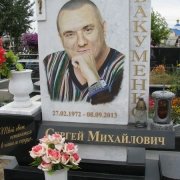 Фото памятника из белого мрамора, установка на кладбище в г. Вишнёвом Киевской области. Оформление памятника качественным цветным портретом на камне, гарантия 10 лет.