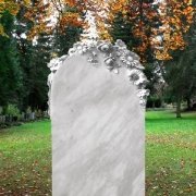 Фото мраморного памятника на одного с цветами. Размеры памятника: высота мраморного памятника 130 см., ширина 75 см., толщина памятника из мрамора 18 см.