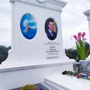 Памятник из мрамора для мужчины, изготовление в Киеве.