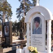 На фото памятник из мрамора. Изготовление мраморных памятников в Киеве.