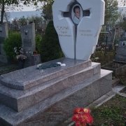 Памятник из мрамора на заказ. Высота памятника на заказ - 2 м.