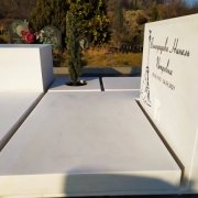 Фото женского памятника из мрамора на кладбище.