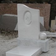 Памятник матери из белого мрамора фото. Изготовление мраморных памятников на производстве ЧП Прядко в Киеве. Доступные цены на памятники из мрамора, установка на кладбищах Украины с доставкой ритуальным транспортом компании.