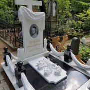 Памятник в мраморе. Высота памятника из мрамора - 180 см.