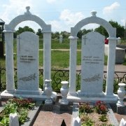 Продажа памятников из белого мрамора в Киеве. На фото, мраморный комплекс на кладбище; цена мраморного комплекса договорная, уточняйте в офисе ЧП Прядко.
