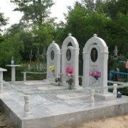 Установить мраморный памятник на кладбище по недорогой цене, можно в ЧП Прядко. На фото, авторский комплекс из белого мрамора, установленный на кладбище.