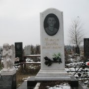 Памятник из мрамора на могилу; наличие блоков мрамора на складе в Киеве ведущих мировых производителей. Блоки белого мрамора больших размеров, всегда в наличии.