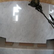 Продажа мраморных памятников, наличие готовых памятников из высококачественного белого мрамора в магазине ритуальной скульптуры ЧП Прядко по ул. Стеценко, 18. Цена изготовления этого памятника составляет $1,5 тыс.