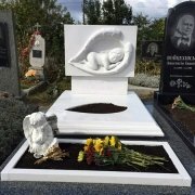 Фото памятника младенцу на кладбище. Памятник из белого мрамора с барельефом; размер памятника из мрамора, согласно проекта. Доступная цена на мраморный памятник, от производителя в Киеве.