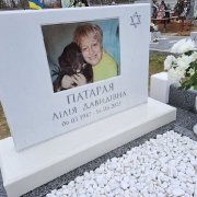 Вариант мраморного памятника для любимой матери с портретом в стекле.