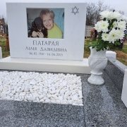 Размеры памятника матери из белого мрамора: 90х70х10 см.