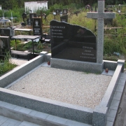 На фото памятник на двоих с крестом из рваного камня. Высота памятника с крестом и тумбой - 152 см. Цена памятника с крестом - 27 тыс. грн.