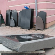 Фото памятника из обапола в чёрном габбро. Высота памятника 175 см., ширина памятника 72 см., толщина памятника 33 см. Доступная цена установки памятника 6 тыс. грн.