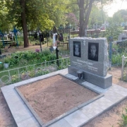 Фото памятника из рваного камня.