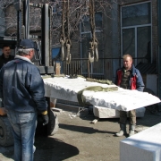 На фото изготовление обапола по индивидуальному заказу. Приемлемые цены на памятник из обапола со склада в Киеве. Производство обаполов из мрамора, от профессионалов ЧП Прядко.