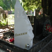 Фото памятника с цветным портретом. Обратная сторона памятника. Цена памятника из белого мрамора в Киеве сегодня - $1600.