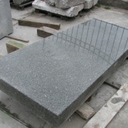 На фото тумба для колонны из рваного камня. Размеры надгробной плиты для памятника: 2410 х 920 х 150 мм. Доступная цена надгробной плиты для памятника, согласно 3д проекта.