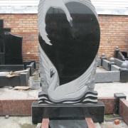 Резной памятник из валуна, фото после изготовления. Памятник по индивидуальному заказу, изготовлен в ЧП Прядко. Цена памятника 24 тыс. грн.