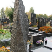 Валун в форме колонны, фото установленного памятника. Колонна для памятника из рваного камня; установка памятника на могиле. Стоимость памятника 9 тыс. грн.