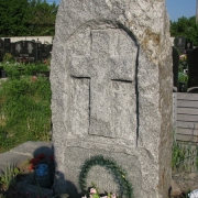Валун из обапола с крестом, фото памятника после установки на кладбище. Памятник по индивидуальному заказу под старину. Цена памятника из рваного камня 32 тыс. грн.