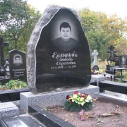 Памятник на кладбище из рваного камня. Производство памятников высокого качества из гранита; доступная цена памятника из рваного камня 9,6 тыс. грн.