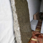 Памятник из рваного камня. Высота памятника из рваного камня 120 см.