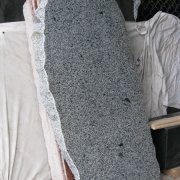 Памятник из обапола фото. Размеры памятника из рваного камня: 120 х 55 х 10 см. Доступная цена памятника из рваного камня 4 тыс. грн.