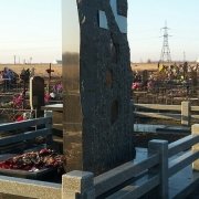Колонна из гранита в виде обапола. Фото установленного памятника. Колонна на могиле в рваном камне.