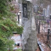 Фото обапола на кладбище в Киеве. Обапол из рваного камня фото. Памятник на двоих в форме обапола.