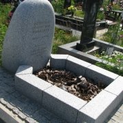 На фото памятник из валуна. Изготовление обожжённых памятников из валуна. Производство памятников из рваного камня по доступной цене. Купить памятник в Киеве недорого можно, позвонив в офис ЧП Прядко.