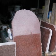 На фото памятник из обапола; размер памятника из гранита: 140 х 82 х 12 см. Доступная цена памятника 5,9 тыс. грн. Купить памятник из рваного камня, можно со склада ЧП Прядко в Киеве недорого.