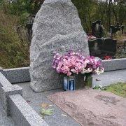 На фото памятник из валуна. Памятник ребёнку в виде глыбы. Доступная цена памятника ребёнку 9 тыс. грн.