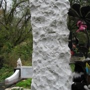 Фото памятника из мрамора на кладбище. Памятник ребёнку из рваного камня на кладбище. Обапол из рваного камня в белом мраморе. Изготовление мраморных памятников из рваного камня в Киеве.
