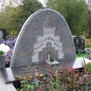 Фото памятника из гранита на кладбище в Киеве.  Изготовление памятников из рваного камня. Производство памятников из рваного камня по доступной цене.
