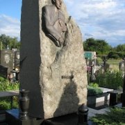 Памятник с бронзовым барельефом из валуна; фото установленного памятника из рваного камня на кладбище в Киеве. Размеры памятника из валуна, согласно проекта. Цена памятника - доступная.