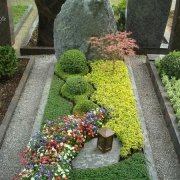 Фото памятника из валуна на кладбище. Размеры валуна: 135 х 80 х 35 см. Валун из гранита на могиле. Цена валуна на могилу - доступна.