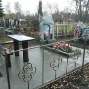 На фото установка памятника. Высота памятника с тумбой 175 см. Памятник с цветным портретом, доступная цена памятника.